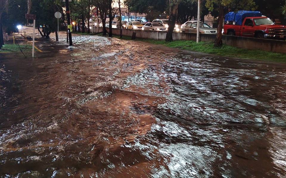 Caos vial en la ciudad por inundaciones - El Occidental | Noticias Locales, Policiacas, sobre México, Guadalajara y el Mundo