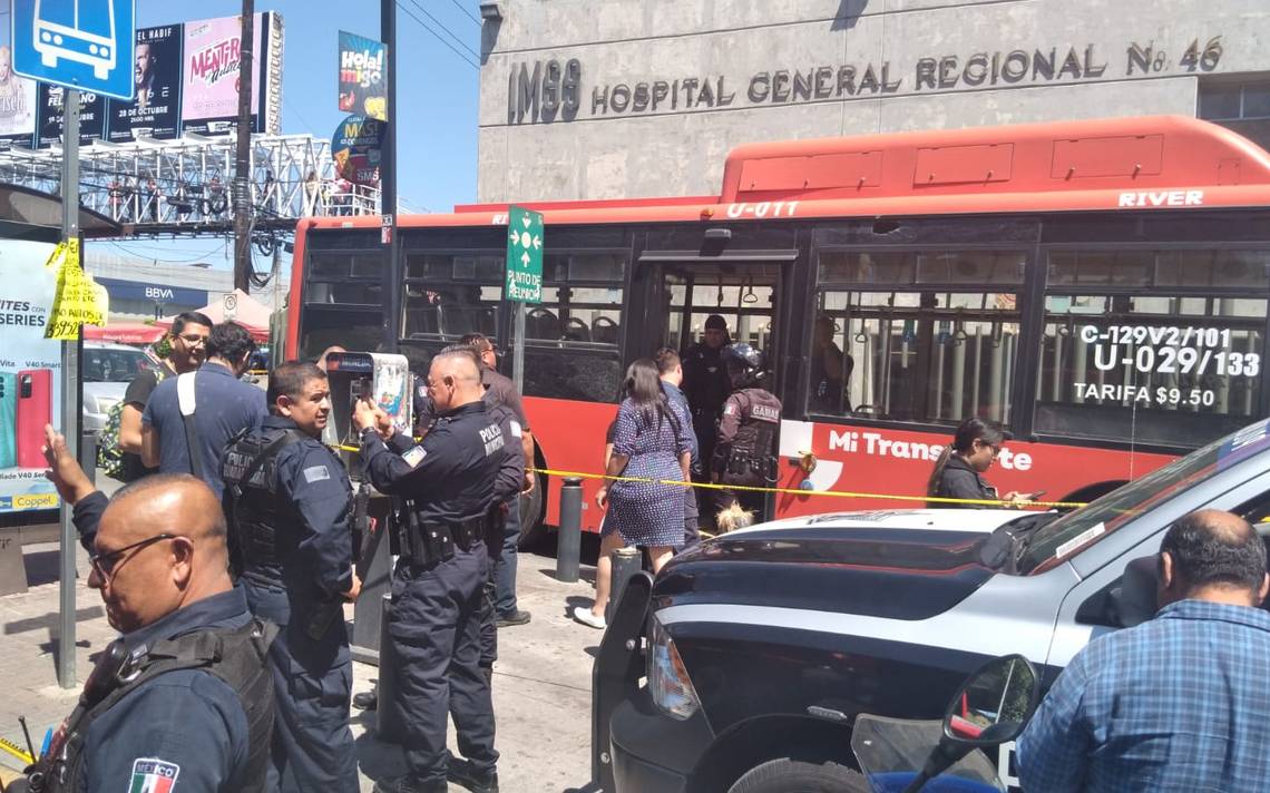 Policías abaten a sujeto que tomó como rehenes a pasajeros de un camión en Guadalajara