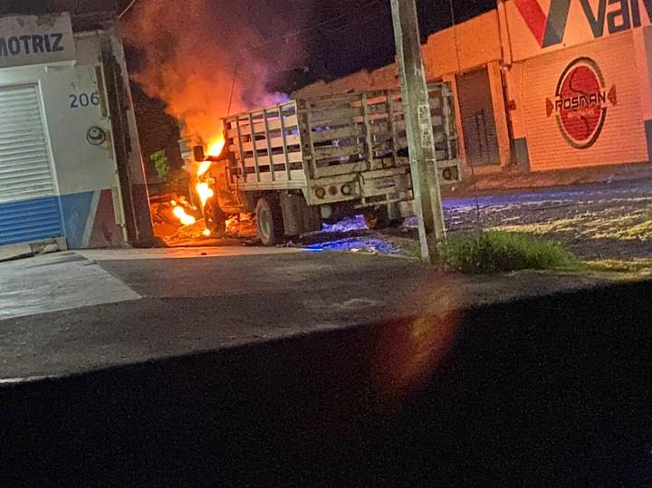 En Colima queman autos y se registran balaceras por detención de "La Vaca"